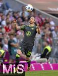 12.05.2024, Fussball 1. Bundesliga 2023/2024, 33.Spieltag, FC Bayern Mnchen - VfL Wolfsburg, in der Allianz-Arena Mnchen. Maximilian Arnold (Wolfsburg) am Ball 

