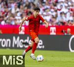 12.05.2024, Fussball 1. Bundesliga 2023/2024, 33.Spieltag, FC Bayern Mnchen - VfL Wolfsburg, in der Allianz-Arena Mnchen. Aleksandar Pavlovic (Bayern Mnchen)  am Ball 

