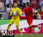 12.05.2024, Fussball 1. Bundesliga 2023/2024, 33.Spieltag, FC Bayern Mnchen - VfL Wolfsburg, in der Allianz-Arena Mnchen. Torwart Daniel Peretz (FC Bayern Mnchen) am Ball 

