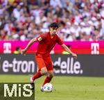 12.05.2024, Fussball 1. Bundesliga 2023/2024, 33.Spieltag, FC Bayern Mnchen - VfL Wolfsburg, in der Allianz-Arena Mnchen. Aleksandar Pavlovic (Bayern Mnchen)  am Ball 

