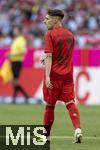 12.05.2024, Fussball 1. Bundesliga 2023/2024, 33.Spieltag, FC Bayern Mnchen - VfL Wolfsburg, in der Allianz-Arena Mnchen. Bryan Zaragoza (FC Bayern Mnchen) von hinten

