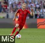 12.05.2024, Fussball 1. Bundesliga 2023/2024, 33.Spieltag, FC Bayern Mnchen - VfL Wolfsburg, in der Allianz-Arena Mnchen. Konrad Laimer (FC Bayern Mnchen) am Ball 

