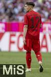 12.05.2024, Fussball 1. Bundesliga 2023/2024, 33.Spieltag, FC Bayern Mnchen - VfL Wolfsburg, in der Allianz-Arena Mnchen. Bryan Zaragoza (FC Bayern Mnchen) von hinten

