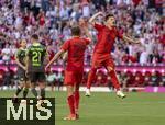 12.05.2024, Fussball 1. Bundesliga 2023/2024, 33.Spieltag, FC Bayern Mnchen - VfL Wolfsburg, in der Allianz-Arena Mnchen. Torjubel, Thomas Mller (FC Bayern Mnchen) mit Bryan Zaragoza (re, FC Bayern Mnchen) 

