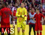 12.05.2024, Fussball 1. Bundesliga 2023/2024, 33.Spieltag, FC Bayern Mnchen - VfL Wolfsburg, in der Allianz-Arena Mnchen. Torwart Manuel Neuer (FC Bayern Mnchen) zieht seine Kapitnsbinde aus.

