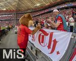 12.05.2024, Fussball 1. Bundesliga 2023/2024, 33.Spieltag, FC Bayern Mnchen - VfL Wolfsburg, in der Allianz-Arena Mnchen. Bayern-Maskottchen Berni bei den jungen Zuschauern 

