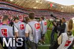 12.05.2024, Fussball 1. Bundesliga 2023/2024, 33.Spieltag, FC Bayern Mnchen - VfL Wolfsburg, in der Allianz-Arena Mnchen. Fotografen warten auf den Bayerntrainer am Spielfeldrand 

