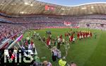 12.05.2024, Fussball 1. Bundesliga 2023/2024, 33.Spieltag, FC Bayern Mnchen - VfL Wolfsburg, in der Allianz-Arena Mnchen. EInmarsch der beiden Mannschaften aufs Spielfeld.

