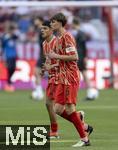 12.05.2024, Fussball 1. Bundesliga 2023/2024, 33.Spieltag, FC Bayern Mnchen - VfL Wolfsburg, in der Allianz-Arena Mnchen. v.li: Matteo Perez Vinlf (Bayern Mnchen) und Jonathan Asp-Jensen  (Bayern Mnchen) beim Aufwrmen 

