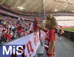 12.05.2024, Fussball 1. Bundesliga 2023/2024, 33.Spieltag, FC Bayern Mnchen - VfL Wolfsburg, in der Allianz-Arena Mnchen. Bayern-Maskottchen Berni bei den jungen Zuschauern 

