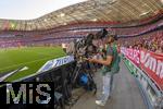 12.05.2024, Fussball 1. Bundesliga 2023/2024, 33.Spieltag, FC Bayern Mnchen - VfL Wolfsburg, in der Allianz-Arena Mnchen. Kameramann am Spielfeldrand  

