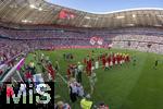 12.05.2024, Fussball 1. Bundesliga 2023/2024, 33.Spieltag, FC Bayern Mnchen - VfL Wolfsburg, in der Allianz-Arena Mnchen. EInmarsch der beiden Mannschaften aufs Spielfeld.

