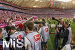 12.05.2024, Fussball 1. Bundesliga 2023/2024, 33.Spieltag, FC Bayern Mnchen - VfL Wolfsburg, in der Allianz-Arena Mnchen. Fotografen warten auf den Bayerntrainer am Spielfeldrand 

