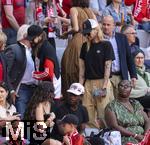 12.05.2024, Fussball 1. Bundesliga 2023/2024, 33.Spieltag, FC Bayern Mnchen - VfL Wolfsburg, in der Allianz-Arena Mnchen. Die Zwillinge von Tokio-Hotel, Bill und Tom Kaulitz als Zuschauer auf der Tribne.

