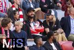 12.05.2024, Fussball 1. Bundesliga 2023/2024, 33.Spieltag, FC Bayern Mnchen - VfL Wolfsburg, in der Allianz-Arena Mnchen. Die Zwillinge von Tokio-Hotel, Bill und Tom Kaulitz als Zuschauer auf der Tribne.

