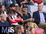 12.05.2024, Fussball 1. Bundesliga 2023/2024, 33.Spieltag, FC Bayern Mnchen - VfL Wolfsburg, in der Allianz-Arena Mnchen. Die Zwillinge von Tokio-Hotel, Bill und Tom Kaulitz als Zuschauer auf der Tribne.

