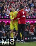 12.05.2024, Fussball 1. Bundesliga 2023/2024, 33.Spieltag, FC Bayern Mnchen - VfL Wolfsburg, in der Allianz-Arena Mnchen.  Torwart Manuel Neuer (li, FC Bayern Mnchen) wird von Trainer Thomas Tuchel (FC Bayern Mnchen) ausgewechselt.

