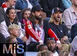 12.05.2024, Fussball 1. Bundesliga 2023/2024, 33.Spieltag, FC Bayern Mnchen - VfL Wolfsburg, in der Allianz-Arena Mnchen. Die Zwillinge von Tokio-Hotel, Bill und Tom Kaulitz als Zuschauer auf der Tribne. 

