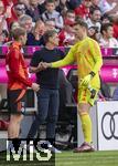 12.05.2024, Fussball 1. Bundesliga 2023/2024, 33.Spieltag, FC Bayern Mnchen - VfL Wolfsburg, in der Allianz-Arena Mnchen.  re: Torwart Manuel Neuer (FC Bayern Mnchen) und Sportdirektor Christoph Freund (mitte, Bayern Mnchen) 

