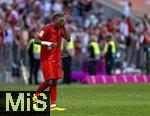 12.05.2024, Fussball 1. Bundesliga 2023/2024, 33.Spieltag, FC Bayern Mnchen - VfL Wolfsburg, in der Allianz-Arena Mnchen. Mathys Tel (Bayern Mnchen) erfrischt sein Gesicht aus der Wasserflasche.
 
