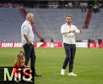 12.05.2024, Fussball 1. Bundesliga 2023/2024, 33.Spieltag, FC Bayern Mnchen - VfL Wolfsburg, in der Allianz-Arena Mnchen. Nach dem Spiel ist Familienzeit fr die Bayernspieler, hier ist Harry Kanes Bruder Charlie Kane (re) und Vater Pat Kane auf dem Platz zum Austoben mit den Kindern Kanes.

