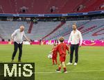 12.05.2024, Fussball 1. Bundesliga 2023/2024, 33.Spieltag, FC Bayern Mnchen - VfL Wolfsburg, in der Allianz-Arena Mnchen. Nach dem Spiel ist Familienzeit fr die Bayernspieler, hier ist Harry Kanes Bruder Charlie Kane (re) und Vater Pat Kane auf dem Platz zum Austoben mit den Kindern Kanes.

