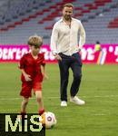 12.05.2024, Fussball 1. Bundesliga 2023/2024, 33.Spieltag, FC Bayern Mnchen - VfL Wolfsburg, in der Allianz-Arena Mnchen. Nach dem Spiel ist Familienzeit fr die Bayernspieler, hier ist Harry Kanes Bruder Charlie auf dem Platz mit Kanes Kindern zum Austoben.

