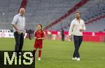 12.05.2024, Fussball 1. Bundesliga 2023/2024, 33.Spieltag, FC Bayern Mnchen - VfL Wolfsburg, in der Allianz-Arena Mnchen. Nach dem Spiel ist Familienzeit fr die Bayernspieler, hier ist Harry Kanes Bruder Charlie Kane (re) und Vater Pat Kane auf dem Platz zum Austoben mit den Kindern Kanes.

