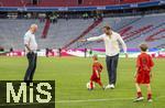 12.05.2024, Fussball 1. Bundesliga 2023/2024, 33.Spieltag, FC Bayern Mnchen - VfL Wolfsburg, in der Allianz-Arena Mnchen. Nach dem Spiel ist Familienzeit fr die Bayernspieler, hier ist Harry Kanes Bruder Charlie Kane (re) und Vater Pat Kane auf dem Platz zum Austoben mit den Kindern Kanes.

