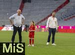 12.05.2024, Fussball 1. Bundesliga 2023/2024, 33.Spieltag, FC Bayern Mnchen - VfL Wolfsburg, in der Allianz-Arena Mnchen. Nach dem Spiel ist Familienzeit fr die Bayernspieler, hier ist Harry Kanes Bruder Charlie Kane (re) und Vater Pat Kane auf dem Platz zum Austoben mit den Kindern Kanes.

