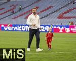 12.05.2024, Fussball 1. Bundesliga 2023/2024, 33.Spieltag, FC Bayern Mnchen - VfL Wolfsburg, in der Allianz-Arena Mnchen. Nach dem Spiel ist Familienzeit fr die Bayernspieler, hier ist Harry Kanes Bruder Charlie auf dem Platz mit Kanes Kindern zum Austoben. 

