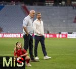 12.05.2024, Fussball 1. Bundesliga 2023/2024, 33.Spieltag, FC Bayern Mnchen - VfL Wolfsburg, in der Allianz-Arena Mnchen. Nach dem Spiel ist Familienzeit fr die Bayernspieler, hier ist Harry Kanes Bruder Charlie Kane (re) und Vater Pat Kane auf dem Platz zum Austoben mit den Kindern Kanes.

