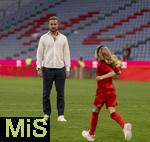 12.05.2024, Fussball 1. Bundesliga 2023/2024, 33.Spieltag, FC Bayern Mnchen - VfL Wolfsburg, in der Allianz-Arena Mnchen. Nach dem Spiel ist Familienzeit fr die Bayernspieler, hier ist Harry Kanes Bruder Charlie auf dem Platz mit Kanes Kindern zum Austoben. 

