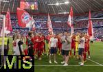 12.05.2024, Fussball 1. Bundesliga 2023/2024, 33.Spieltag, FC Bayern Mnchen - VfL Wolfsburg, in der Allianz-Arena Mnchen. Schlussjubel der Bayern nach dem Spiel, Bayern-Ultras waren auch dabei, fr eine kurze Ansprache an die Bayernspieler.

