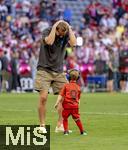 12.05.2024, Fussball 1. Bundesliga 2023/2024, 33.Spieltag, FC Bayern Mnchen - VfL Wolfsburg, in der Allianz-Arena Mnchen. Nach dem Spiel ist Familienzeit fr die Bayernspieler, hier Harry Kane (FC Bayern Mnchen) auf dem Platz mit seinem Nachwuchs.

