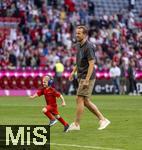 12.05.2024, Fussball 1. Bundesliga 2023/2024, 33.Spieltag, FC Bayern Mnchen - VfL Wolfsburg, in der Allianz-Arena Mnchen. Nach dem Spiel ist Familienzeit fr die Bayernspieler, hier Harry Kane (FC Bayern Mnchen) auf dem Platz mit seinem Nachwuchs.

