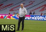 12.05.2024, Fussball 1. Bundesliga 2023/2024, 33.Spieltag, FC Bayern Mnchen - VfL Wolfsburg, in der Allianz-Arena Mnchen. Nach dem Spiel ist Familienzeit fr die Bayernspieler, hier ist Harry Kanes Vater Pat auf dem Platz 

