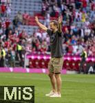 12.05.2024, Fussball 1. Bundesliga 2023/2024, 33.Spieltag, FC Bayern Mnchen - VfL Wolfsburg, in der Allianz-Arena Mnchen. Nach dem Spiel ist Familienzeit fr die Bayernspieler, hier Harry Kane (FC Bayern Mnchen) auf dem Platz 

