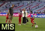 12.05.2024, Fussball 1. Bundesliga 2023/2024, 33.Spieltag, FC Bayern Mnchen - VfL Wolfsburg, in der Allianz-Arena Mnchen. Nach dem Spiel ist Familienzeit fr die Bayernspieler, hier ist Harry Kanes Ehefrau Katie Goodland und ihre Kinder auf dem Platz zum Austoben. li: Harry Kane (FC Bayern Mnchen) 

