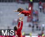 12.05.2024, Fussball 1. Bundesliga 2023/2024, 33.Spieltag, FC Bayern Mnchen - VfL Wolfsburg, in der Allianz-Arena Mnchen. Nach dem Spiel ist Familienzeit fr die Bayernspieler, hier: Co-Trainer Zsolt Lw (Bayern Mnchen) der mit seiner Tochter Flugzeug spielt 

