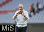 12.05.2024, Fussball 1. Bundesliga 2023/2024, 33.Spieltag, FC Bayern Mnchen - VfL Wolfsburg, in der Allianz-Arena Mnchen. Nach dem Spiel ist Familienzeit fr die Bayernspieler, hier ist Harry Kanes Vater Pat Kane auf dem Platz zum Handyfotos machen
