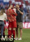 12.05.2024, Fussball 1. Bundesliga 2023/2024, 33.Spieltag, FC Bayern Mnchen - VfL Wolfsburg, in der Allianz-Arena Mnchen. Nach dem Spiel ist Familienzeit fr die Bayernspieler, hier Harry Kane (FC Bayern Mnchen) und Eric Dier (FC Bayern Mnchen) 
