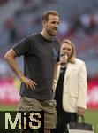 12.05.2024, Fussball 1. Bundesliga 2023/2024, 33.Spieltag, FC Bayern Mnchen - VfL Wolfsburg, in der Allianz-Arena Mnchen. Nach dem Spiel ist Familienzeit fr die Bayernspieler, hier Harry Kane (FC Bayern Mnchen) und Ehefrau Katie 

