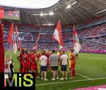 12.05.2024, Fussball 1. Bundesliga 2023/2024, 33.Spieltag, FC Bayern Mnchen - VfL Wolfsburg, in der Allianz-Arena Mnchen. Schlussjubel der Bayern nach dem Spiel, Bayern-Ultras waren auch dabei, fr eine kurze Ansprache an die Bayernspieler.

