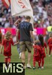 12.05.2024, Fussball 1. Bundesliga 2023/2024, 33.Spieltag, FC Bayern Mnchen - VfL Wolfsburg, in der Allianz-Arena Mnchen. Nach dem Spiel ist Familienzeit fr die Bayernspieler, hier Harry Kane (FC Bayern Mnchen) mit seinen Kindern, die alle brav DADDY (Papa) auf dem Bayerntrikot stehen haben

