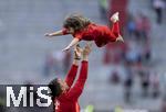 12.05.2024, Fussball 1. Bundesliga 2023/2024, 33.Spieltag, FC Bayern Mnchen - VfL Wolfsburg, in der Allianz-Arena Mnchen. Nach dem Spiel ist Familienzeit fr die Bayernspieler, hier: Co-Trainer Zsolt Lw (Bayern Mnchen) der mit seiner Tochter Flugzeug spielt 

