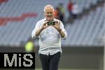 12.05.2024, Fussball 1. Bundesliga 2023/2024, 33.Spieltag, FC Bayern Mnchen - VfL Wolfsburg, in der Allianz-Arena Mnchen. Nach dem Spiel ist Familienzeit fr die Bayernspieler, hier ist Harry Kanes Vater Pat Kane auf dem Platz zum Handyfotos machen
