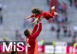 12.05.2024, Fussball 1. Bundesliga 2023/2024, 33.Spieltag, FC Bayern Mnchen - VfL Wolfsburg, in der Allianz-Arena Mnchen. Nach dem Spiel ist Familienzeit fr die Bayernspieler, hier: Co-Trainer Zsolt Lw (Bayern Mnchen) der mit seiner Tochter Flugzeug spielt  

