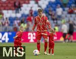 12.05.2024, Fussball 1. Bundesliga 2023/2024, 33.Spieltag, FC Bayern Mnchen - VfL Wolfsburg, in der Allianz-Arena Mnchen. Nach dem Spiel ist Familienzeit fr die Bayernspieler, hier ist Joshua Kimmich (FC Bayern Mnchen) mit seinen Kindern auf dem Platz 

