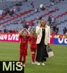 12.05.2024, Fussball 1. Bundesliga 2023/2024, 33.Spieltag, FC Bayern Mnchen - VfL Wolfsburg, in der Allianz-Arena Mnchen. Nach dem Spiel ist Familienzeit fr die Bayernspieler, hier ist Harry Kanes Ehefrau Katie Goodland und ihre Kinder auf dem Platz zum Austoben. 

